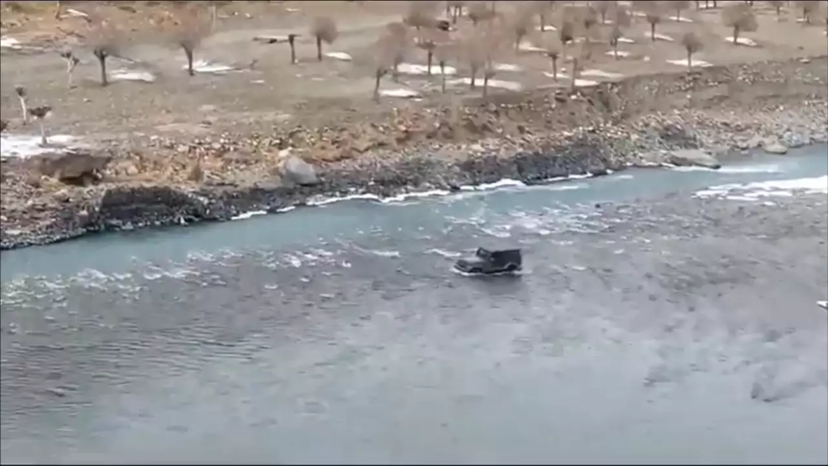 viral-video-tourist-beats-himachal-traffic-jam-by-driving-mahindra-thar-suv-through-river-gets-a-challan